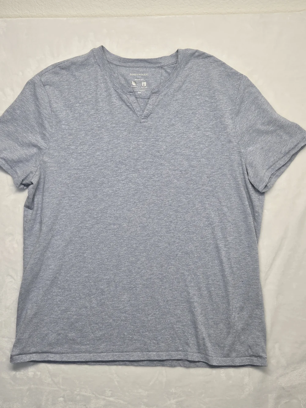 Banana Republic Men's Light Blue V‑Notch Short Sleeve Shirt